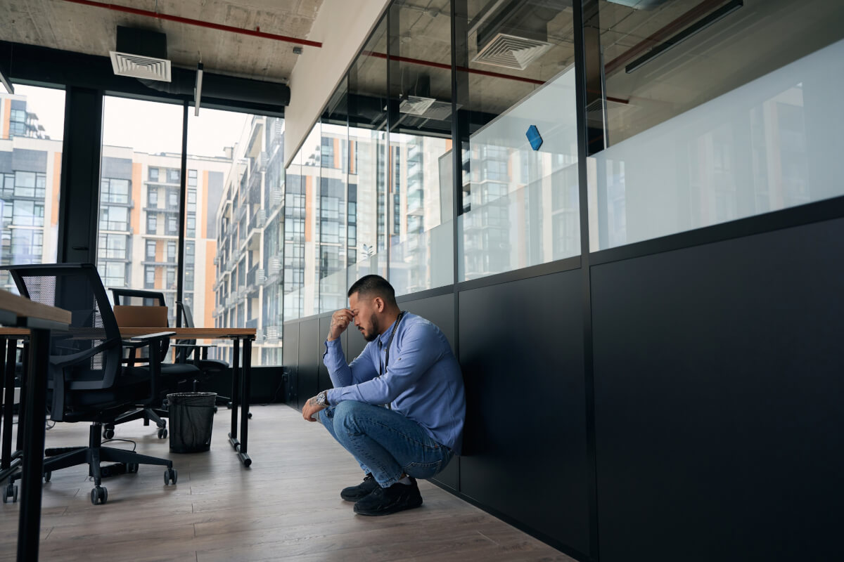 Mann mit Erschöpfungszustand im Büro